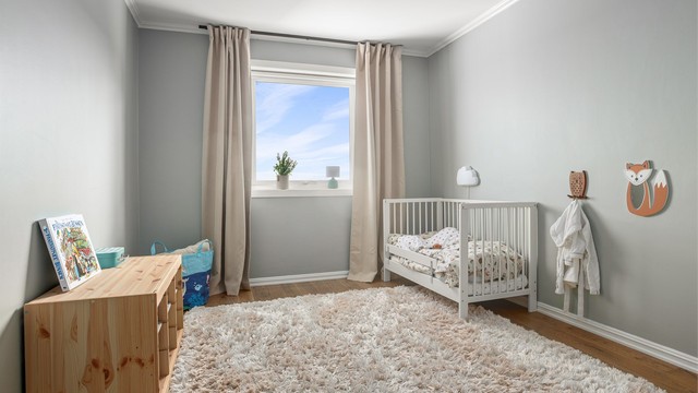 Soverom med plass til dobbeltseng og klesskap også her