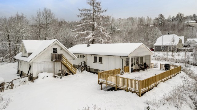 Stor solrikt beliggende terrasse