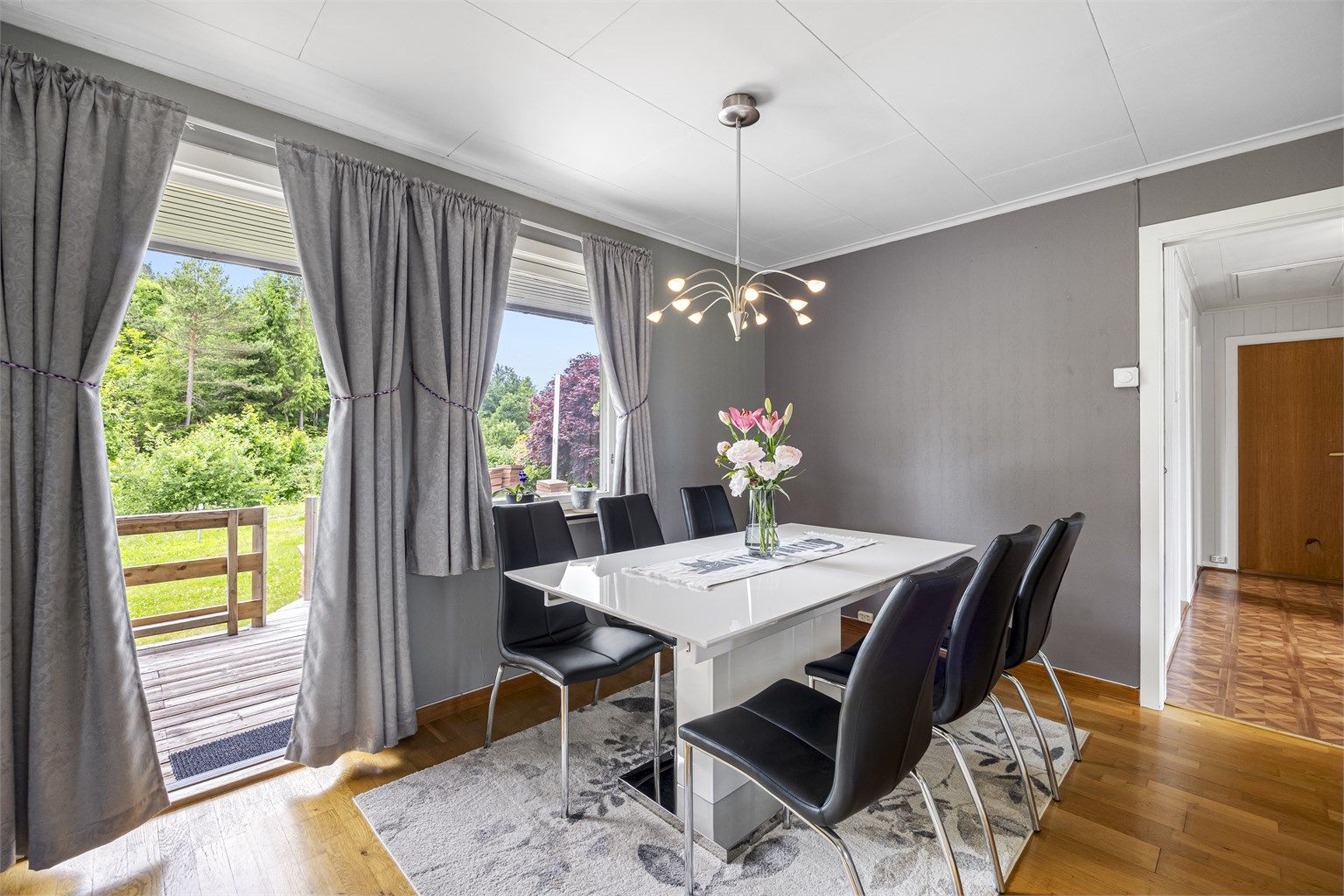 Fra spisestuen er det direkte utgang til den overbygde delen av terrassen.