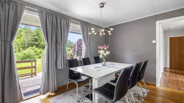 Fra spisestuen er det direkte utgang til den overbygde delen av terrassen.