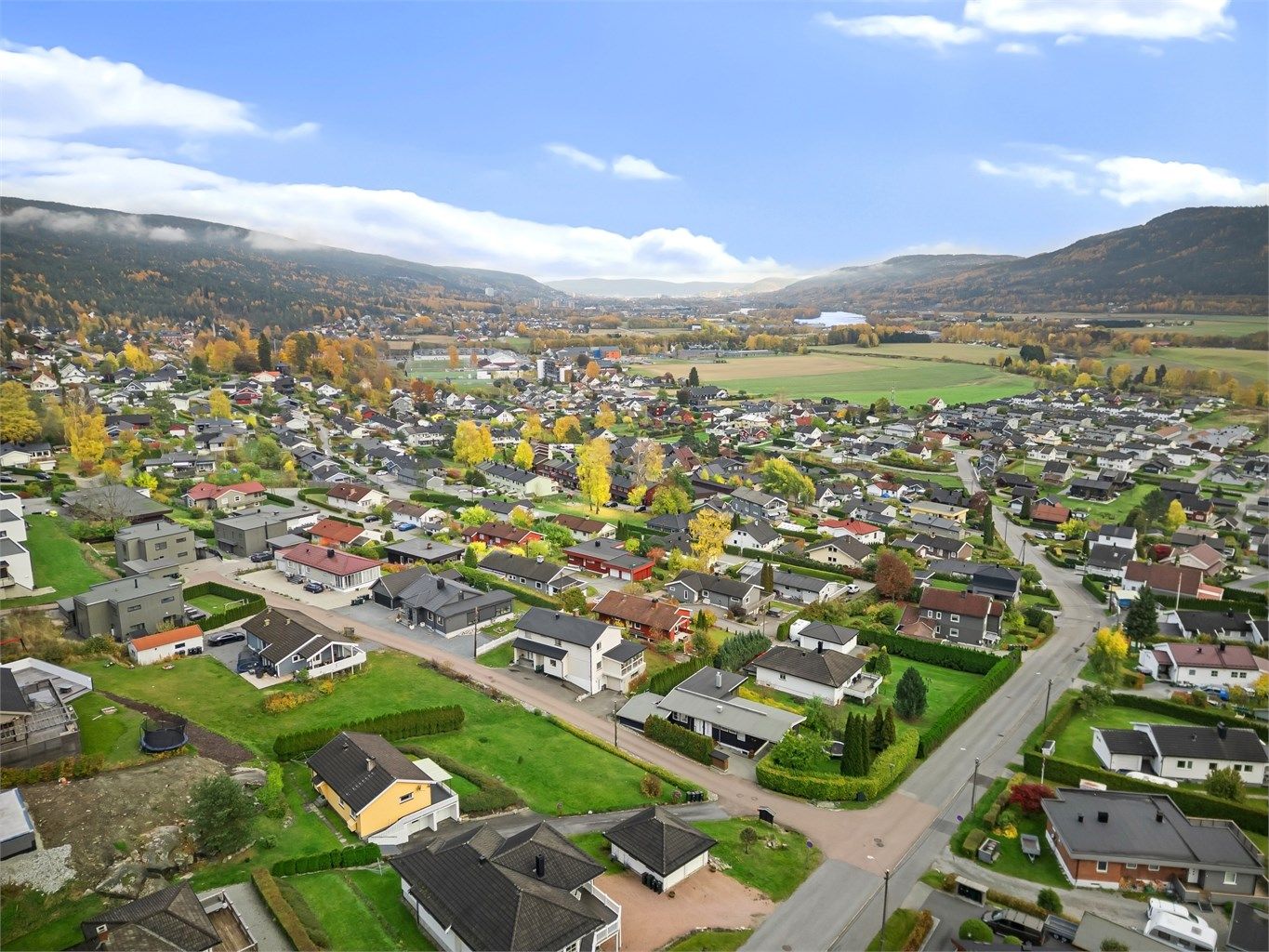Det er ca. 1,1 km til Solberg sportsanlegg med idrettshall, kunstis, kunstgressbane m.m.