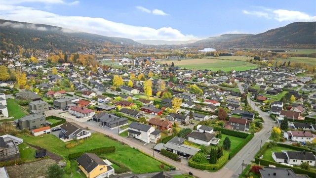 Det er ca. 1,1 km til Solberg sportsanlegg med idrettshall, kunstis, kunstgressbane m.m.