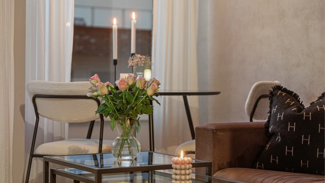 Stuen har plass til både sofagruppe og en liten spiseplass ved vinduet.