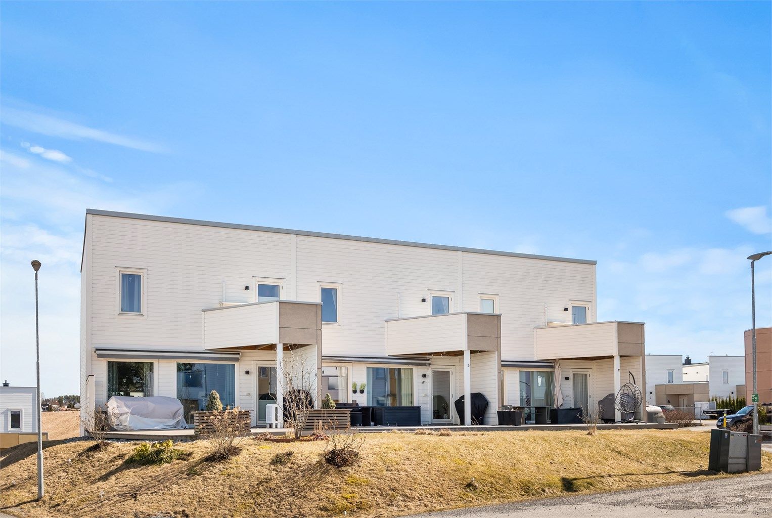 Boligen har en stor markterrasse på 25 m² og en balkong i andre etasje, som gir gode uterom.