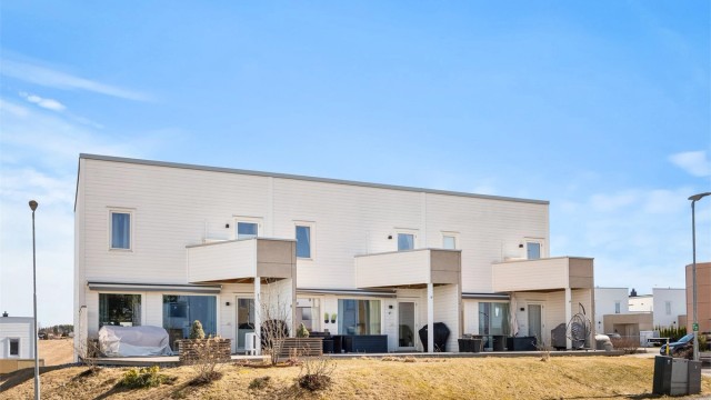 Boligen har en stor markterrasse på 25 m² og en balkong i andre etasje, som gir gode uterom.