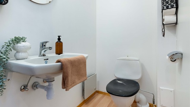 Foruten toalett på badet har boligen også et separat toalettrom.