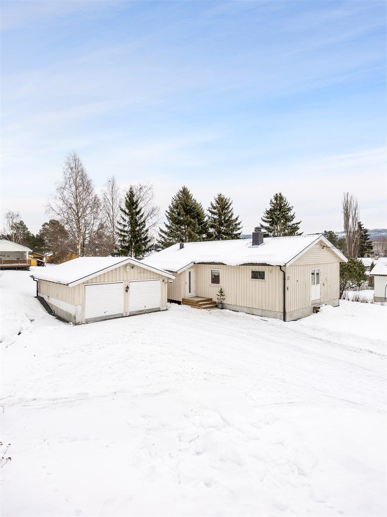 Stor, gruset gårdsplass gir rikelig med parkeringsplass for flere biler.