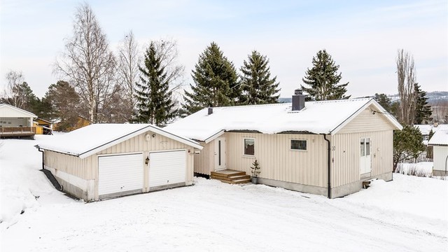 Stor, gruset gårdsplass gir rikelig med parkeringsplass for flere biler.