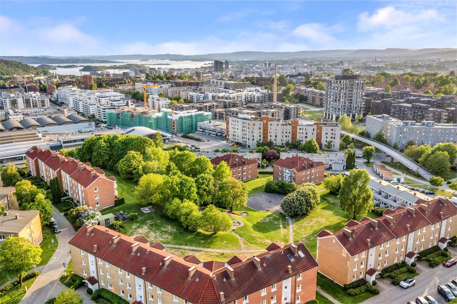Hoved tur- og sykkelvei mot sentrum, Grefsenkollen og Østmarka passerer rett utenfor.