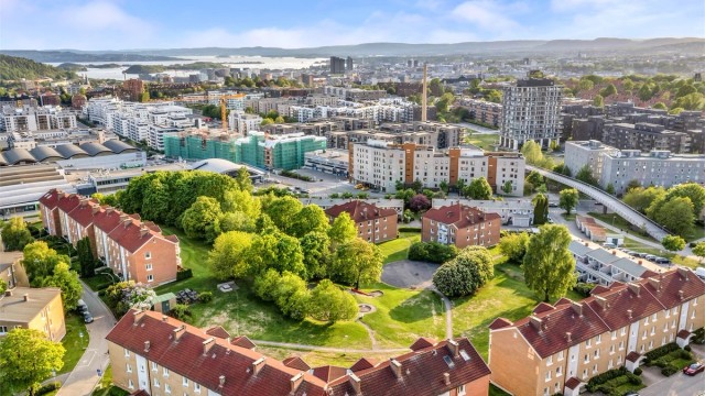 Hoved tur- og sykkelvei mot sentrum, Grefsenkollen og Østmarka passerer rett utenfor.