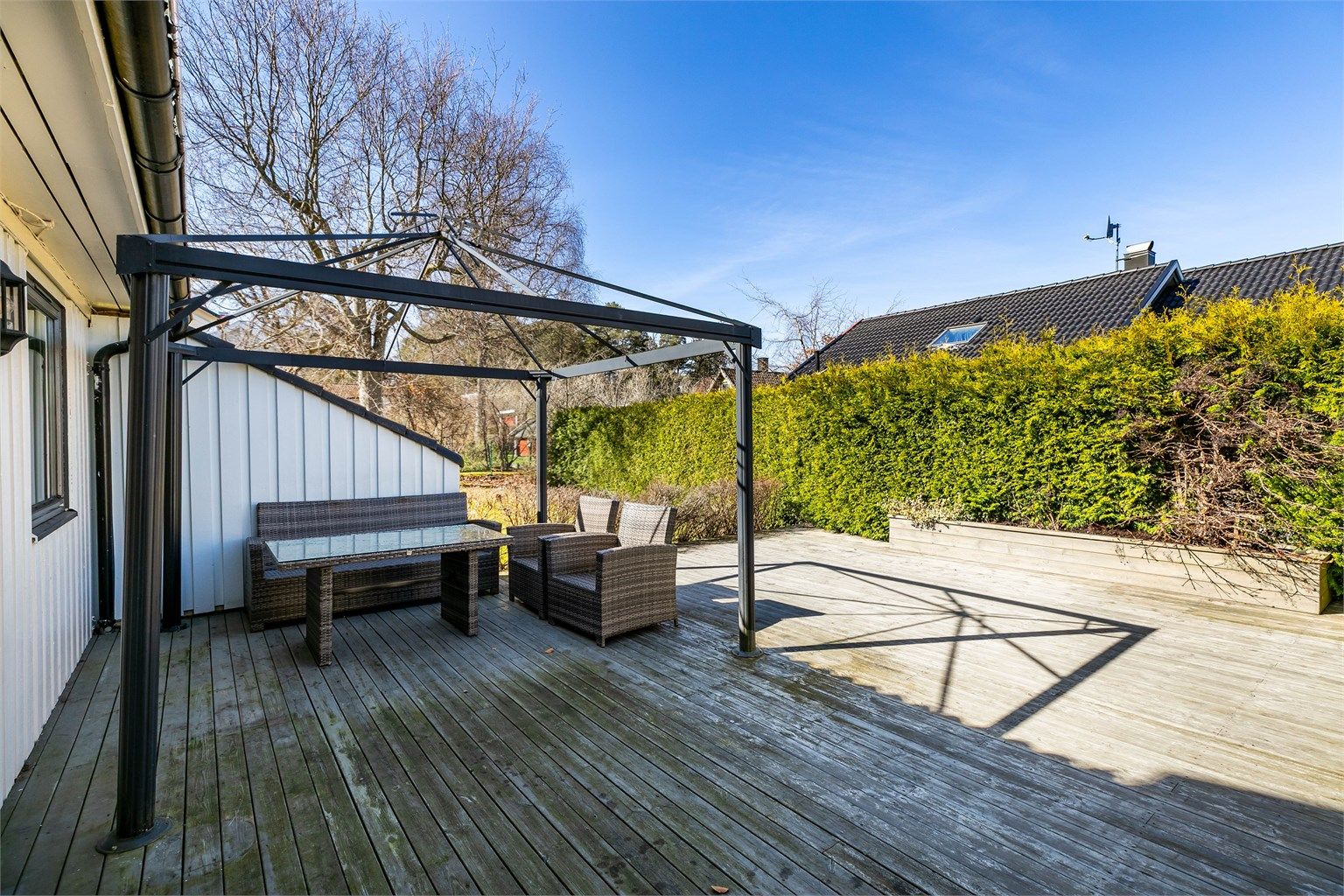 Levegger og tettvoksende hekk begrenser direkte innsyn til terrassen fra omgivelsene. Fotograf; Børge Oppegård.