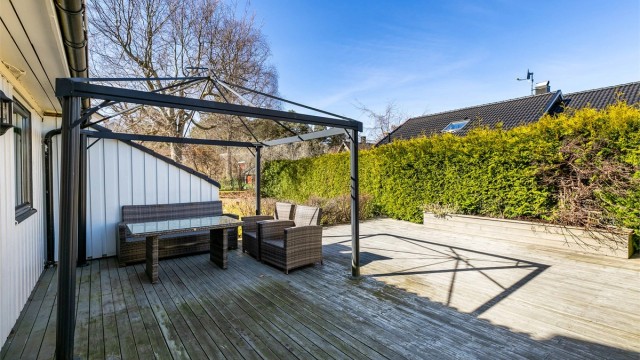 Levegger og tettvoksende hekk begrenser direkte innsyn til terrassen fra omgivelsene. Fotograf; Børge Oppegård.