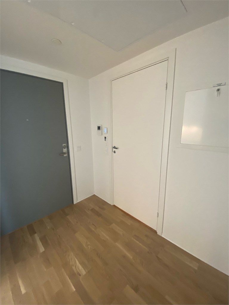 Innbydende gang med god plass til å henge fra seg yttertøy.