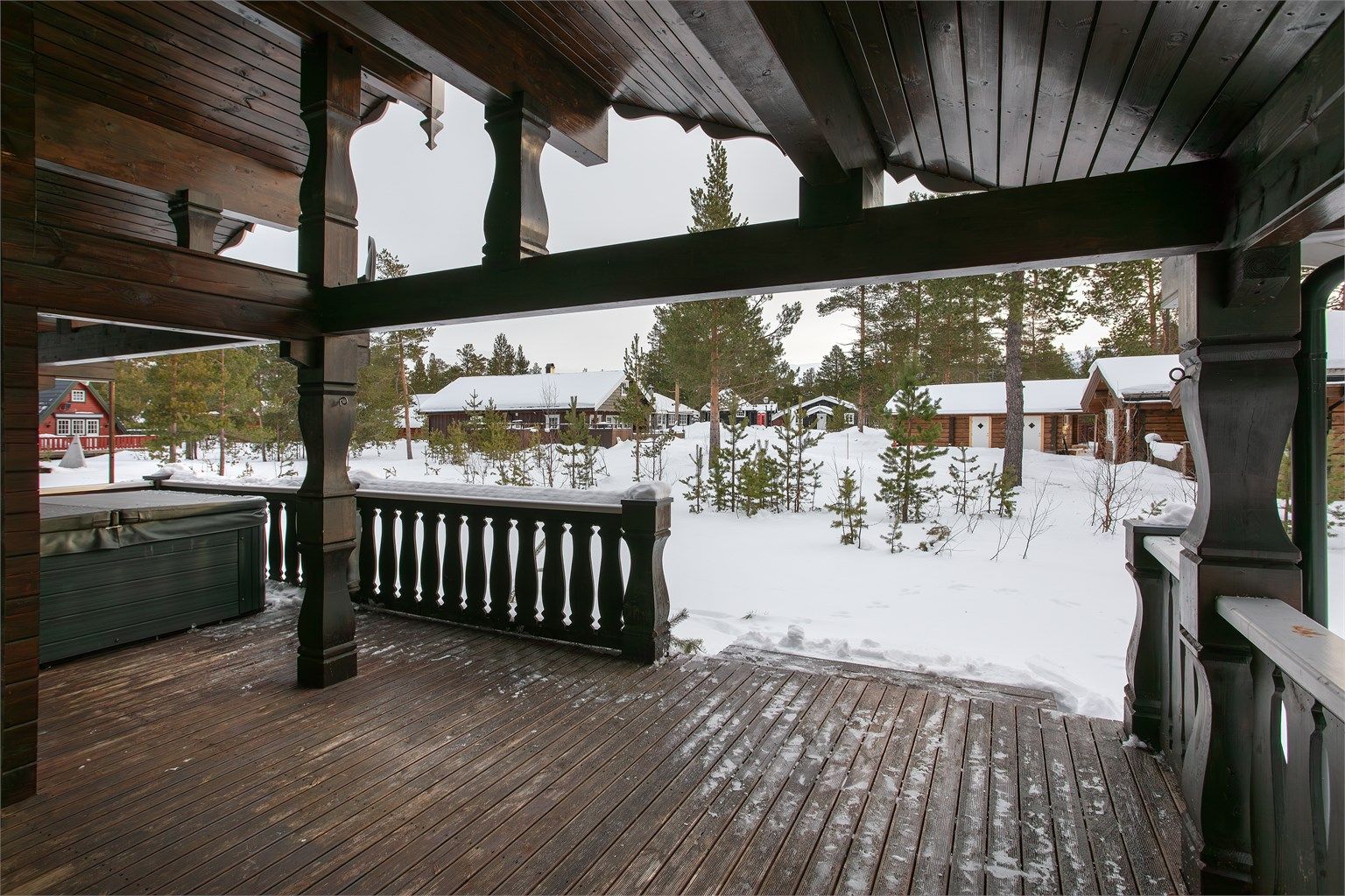 Overbygd terrasse med adkomst til hage