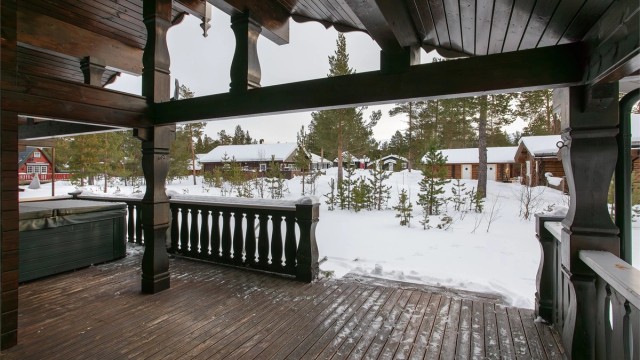 Overbygd terrasse med adkomst til hage