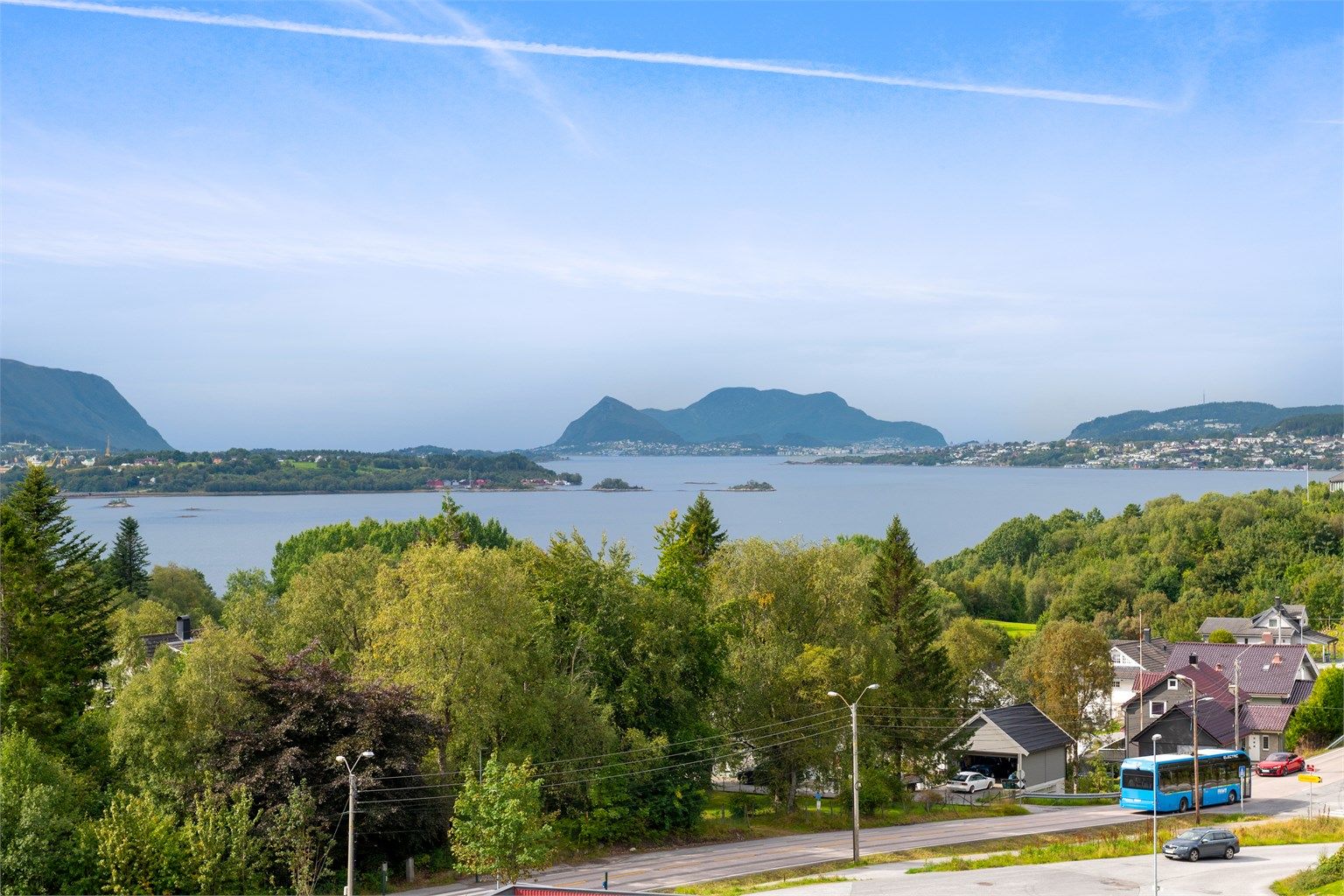 Flott vestvendt utsikt fra eiendommen mot Borgundfjorden, Sula, Hessa og Godøya