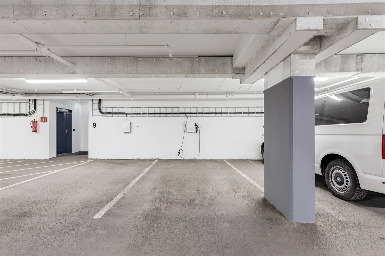 Boligen har parkeringsplass med lader for elbil i felles garasje anlegg. Denne har vedtektsfestet rettslig disposisjonsrett.