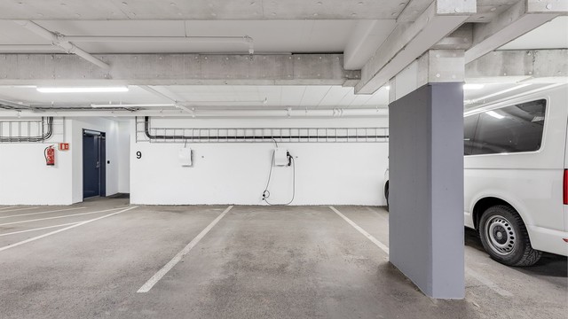 Boligen har parkeringsplass med lader for elbil i felles garasje anlegg. Denne har vedtektsfestet rettslig disposisjonsrett.