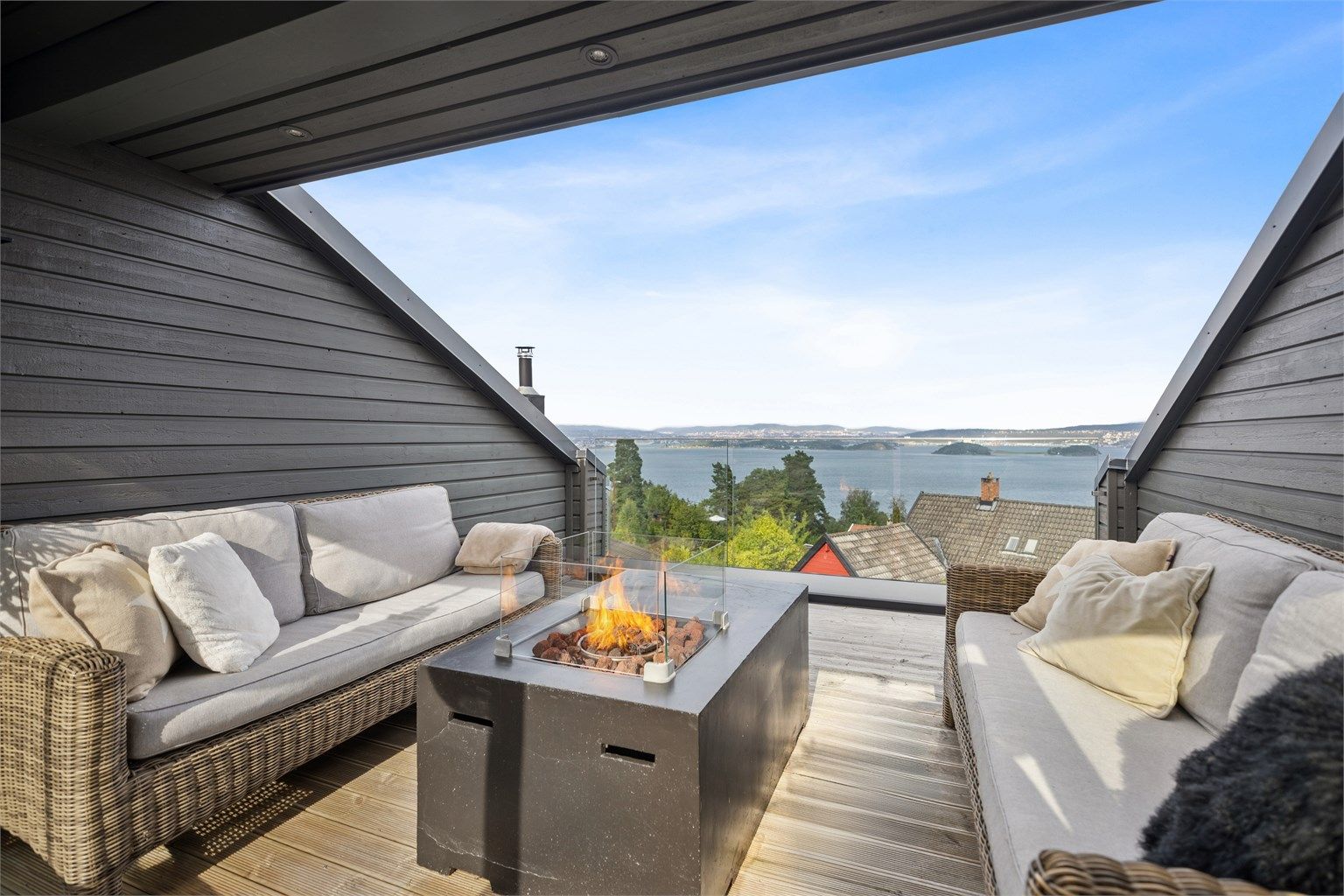 Den delvis overbygde takterrassen er et ekte høydepunkt – her får du en spektakulær utsikt over fjorden og Oslo by, som kan nytes i all slags vær.