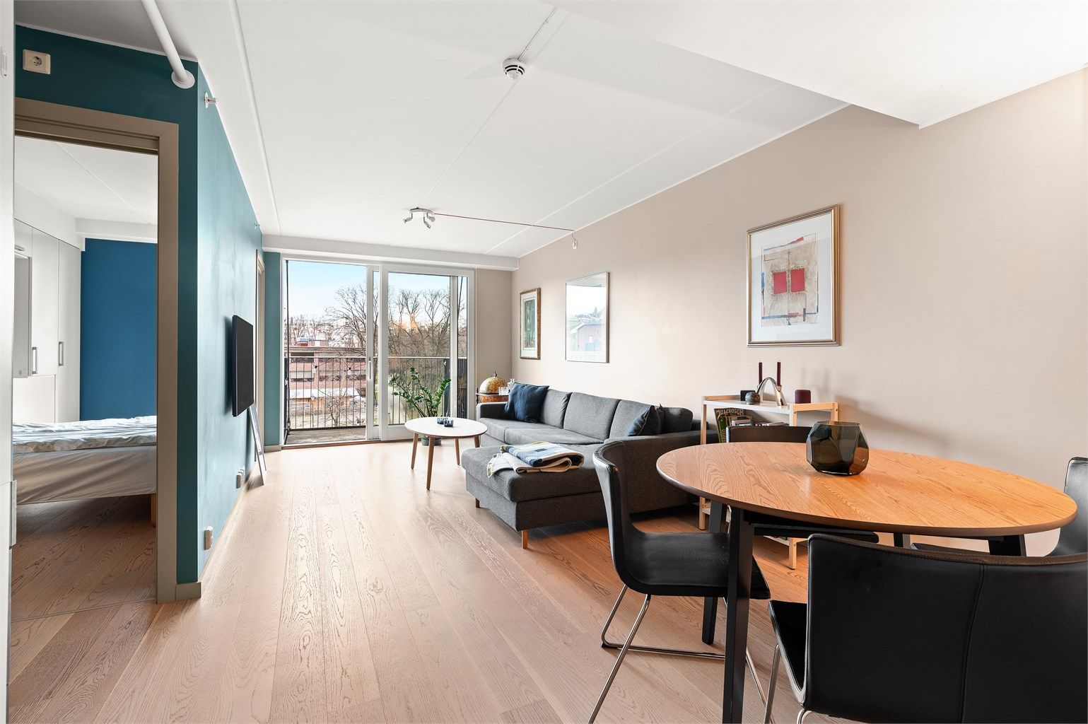 Det er også en naturlig plass for spisebord der venner og kjente kan inviteres på middager. 