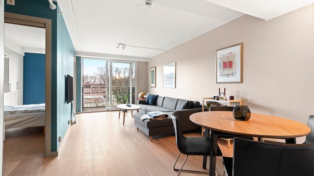 Det er også en naturlig plass for spisebord der venner og kjente kan inviteres på middager.