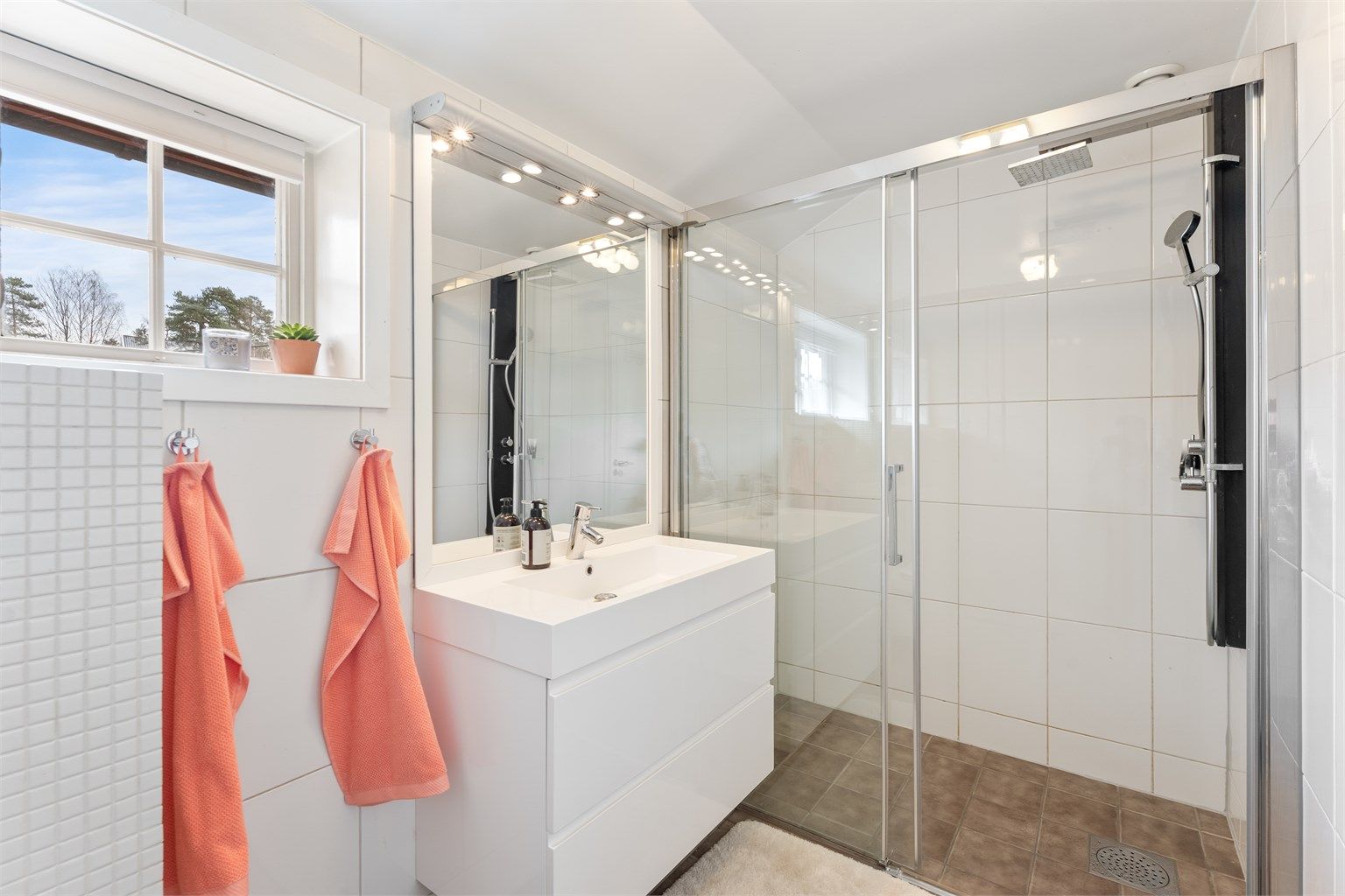 Badet i andre etasje ble modernisert i 2008 og har varmekabler i gulvet.