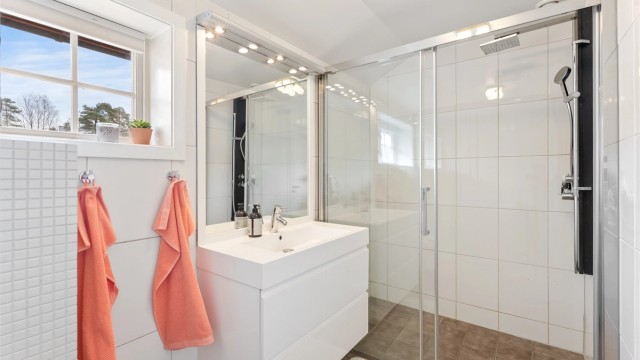 Badet i andre etasje ble modernisert i 2008 og har varmekabler i gulvet.