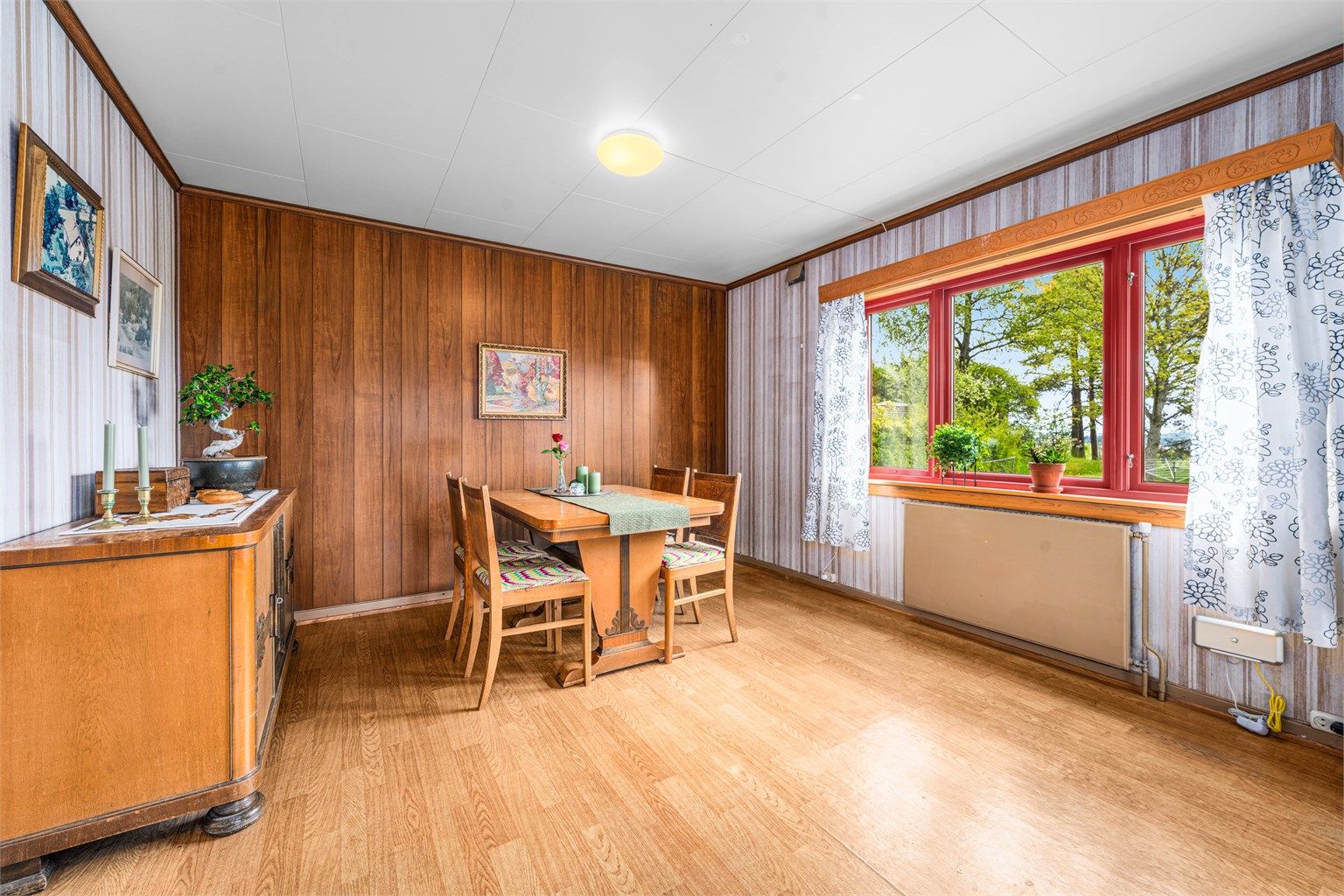 Veggoverflatene i etasjen består av en kombinasjon av tapet, malt glassfiberstrie og panel.
