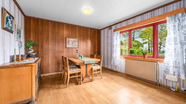 Veggoverflatene i etasjen består av en kombinasjon av tapet, malt glassfiberstrie og panel.