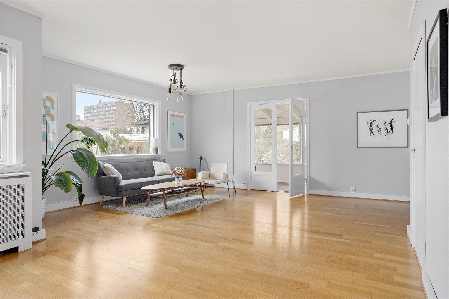 Veldig romslig stue med flere soner.