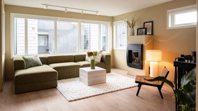 Leiligheten er gjennomgående lys og luftig med utstrakte vindusflater som sikrer rikelig med naturlig dagslys.