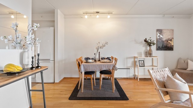 Spiseplassen er naturlig plassert i overgangen mellom stue og kjøkken.