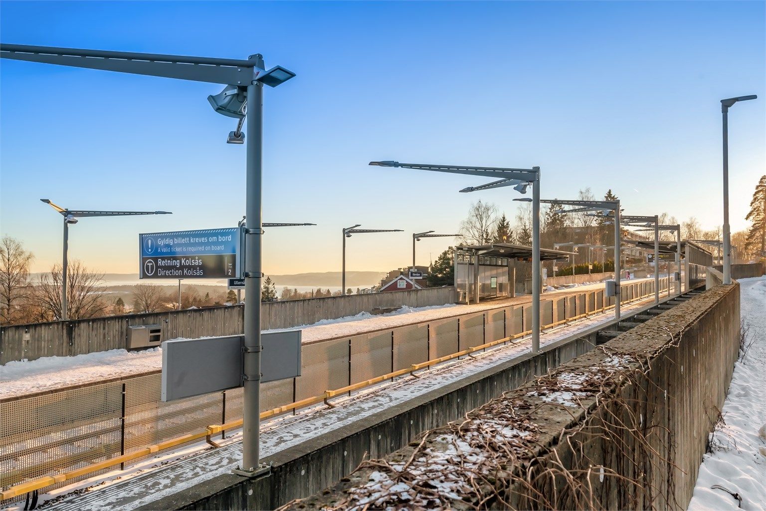 T-banestasjon rett utenfor som tar deg inn til Oslo sentrum på noen få minutter. T-banen går også retning Bærum