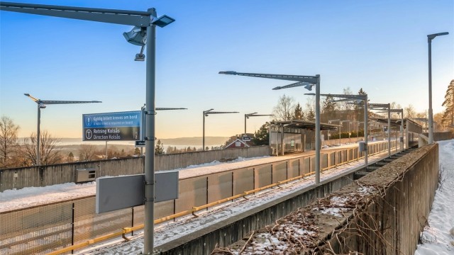 T-banestasjon rett utenfor som tar deg inn til Oslo sentrum på noen få minutter. T-banen går også retning Bærum
