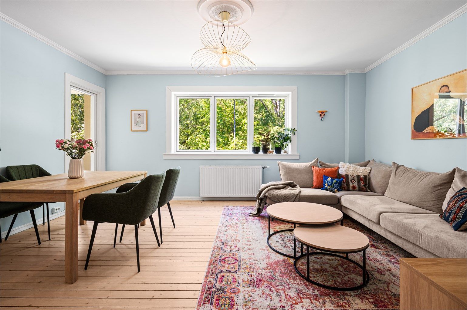 Stuen har gode møbleringsmuligheter med plass til både spisegruppe og sofa.