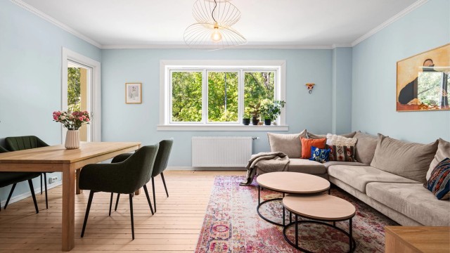 Stuen har gode møbleringsmuligheter med plass til både spisegruppe og sofa.