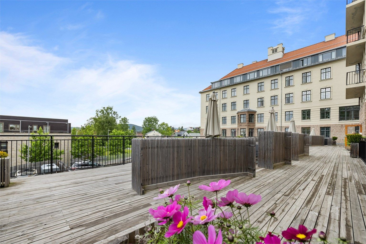 Sameiet har en stor felles terrasse med hyggelige skjermede soner