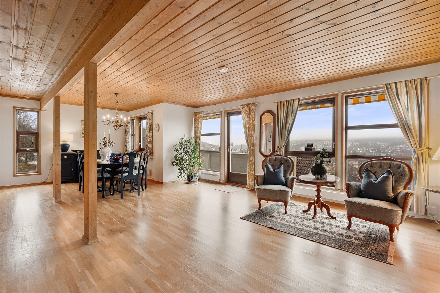 Det er nydelig utsikt fra stuen, hvor det er lett å lene seg tilbake og slappe av