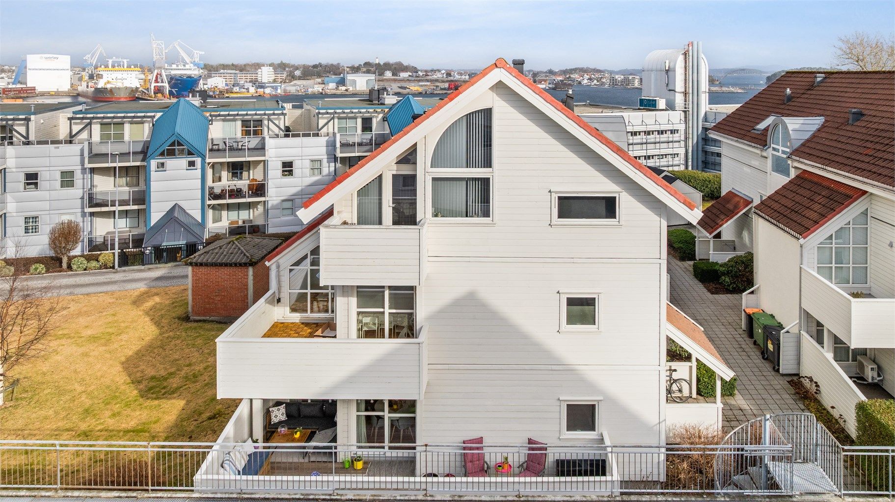 Leiligheten var nyoppført i 1988 og det medfølger egen parkeringsplass med mulighet for elbil-lader. 
Bygget består av 6 enheter. I u.etg på bygg er det romslig bod. 
