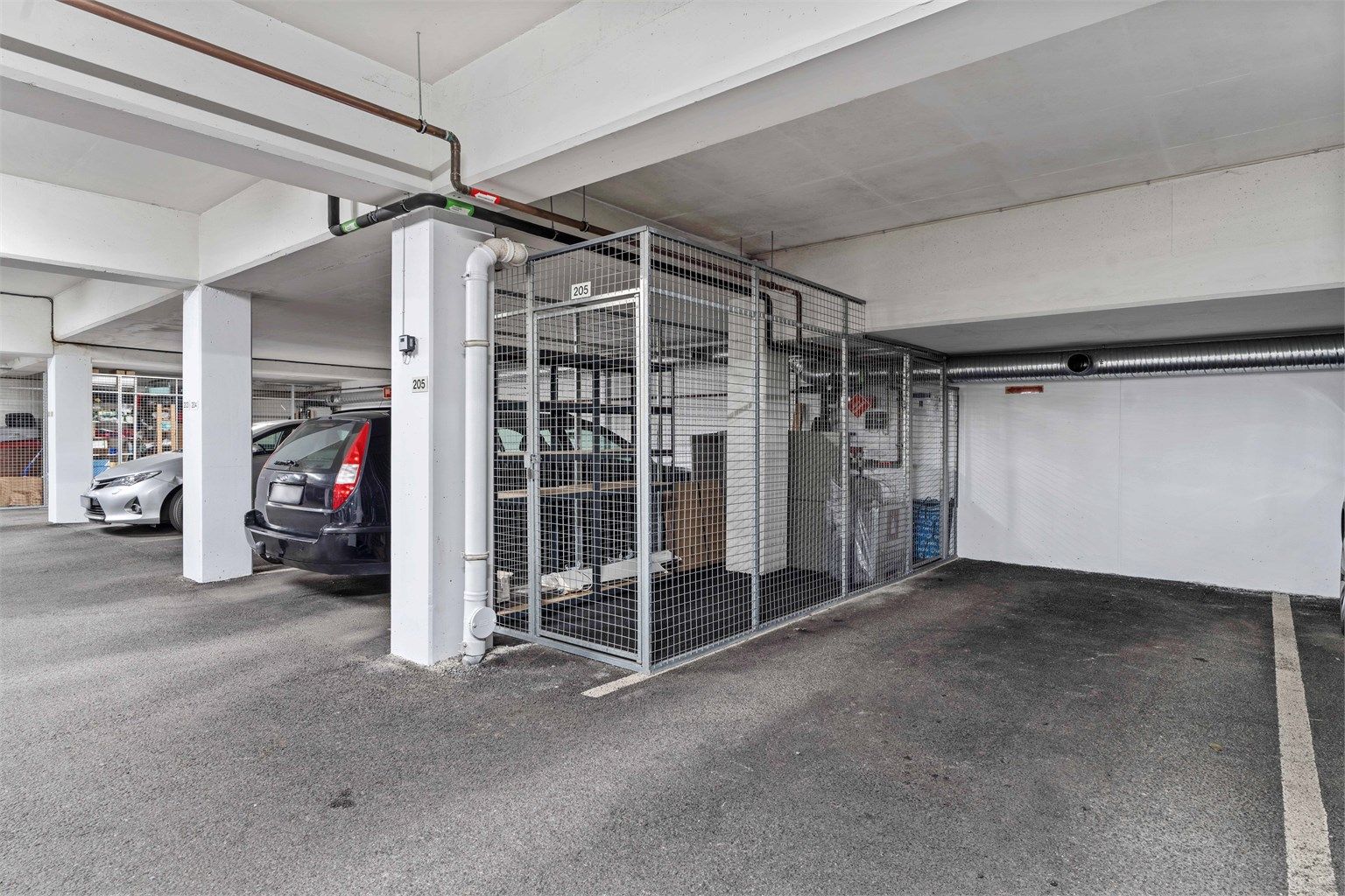 Fast parkeringsplass og en romslig bod på 6 m² i lukket garasjeanlegg. Det er tilrettelagt for elbillading.