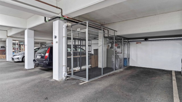 Fast parkeringsplass og en romslig bod på 6 m² i lukket garasjeanlegg. Det er tilrettelagt for elbillading.