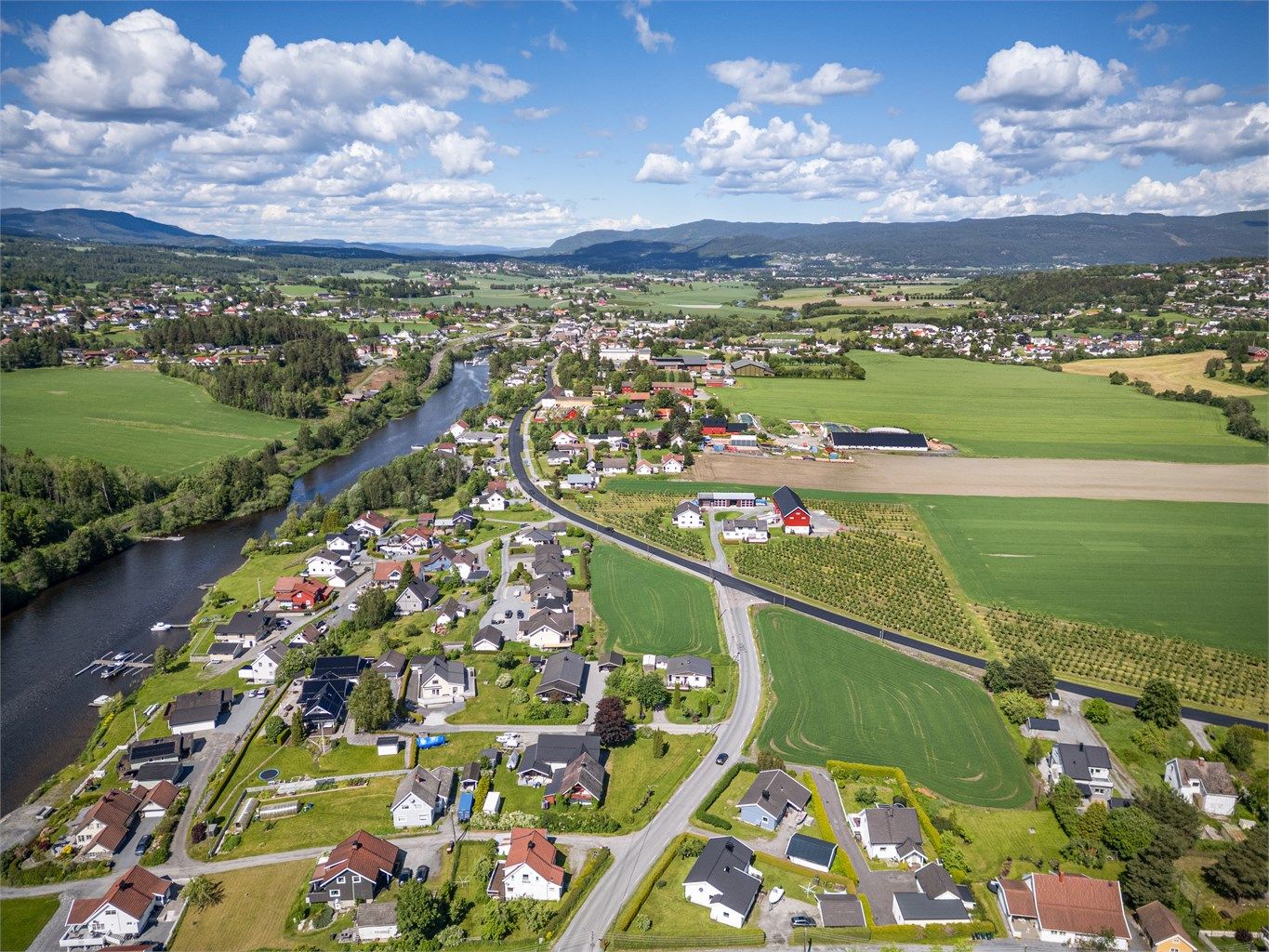  Eiendommen har kort avstand til Fossesholm Herregård som er en av landets flotteste herregårdsanlegg og en kulturell perle for hele familien