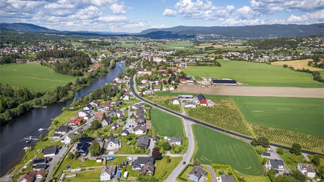 Eiendommen har kort avstand til Fossesholm Herregård som er en av landets flotteste herregårdsanlegg og en kulturell perle for hele familien