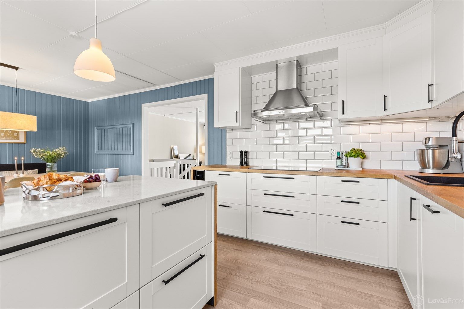 Innredningen byr på rikelig med skap- og benkeplass. Platetoppen er en nyere induksjonstopp.