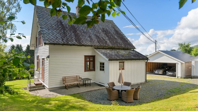 - Gruset uteplass med god plass til sittegruppe like utenfor inngangspartiet -