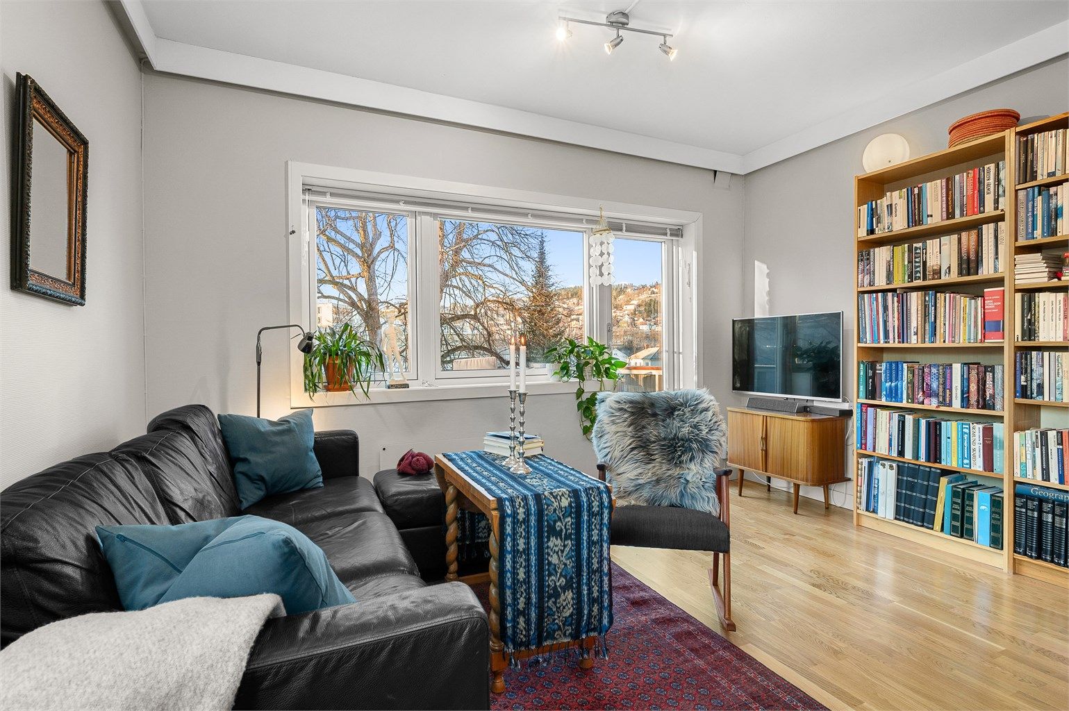 Stueområdet måler romslige 20 kvm og har god plass til stor sofagruppe med tilhørende TV-møblement samt spisegruppe. 