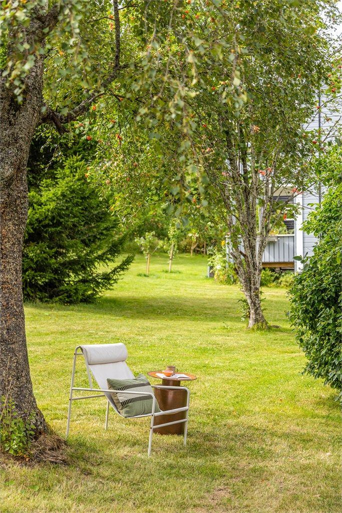 Videre har man direkte adkomst til en stor hagedel som disponeres av denne boligen utenfor huset