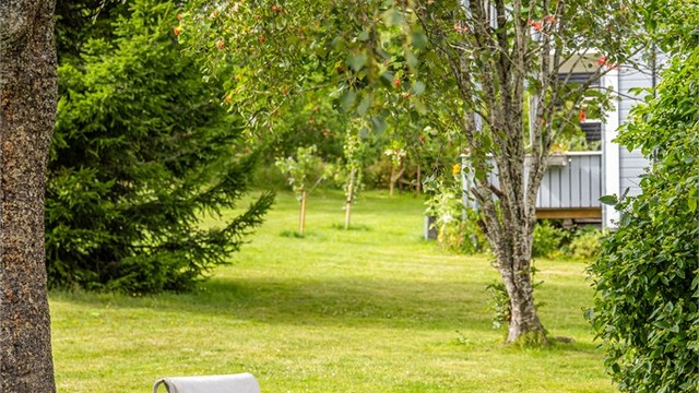 Videre har man direkte adkomst til en stor hagedel som disponeres av denne boligen utenfor huset