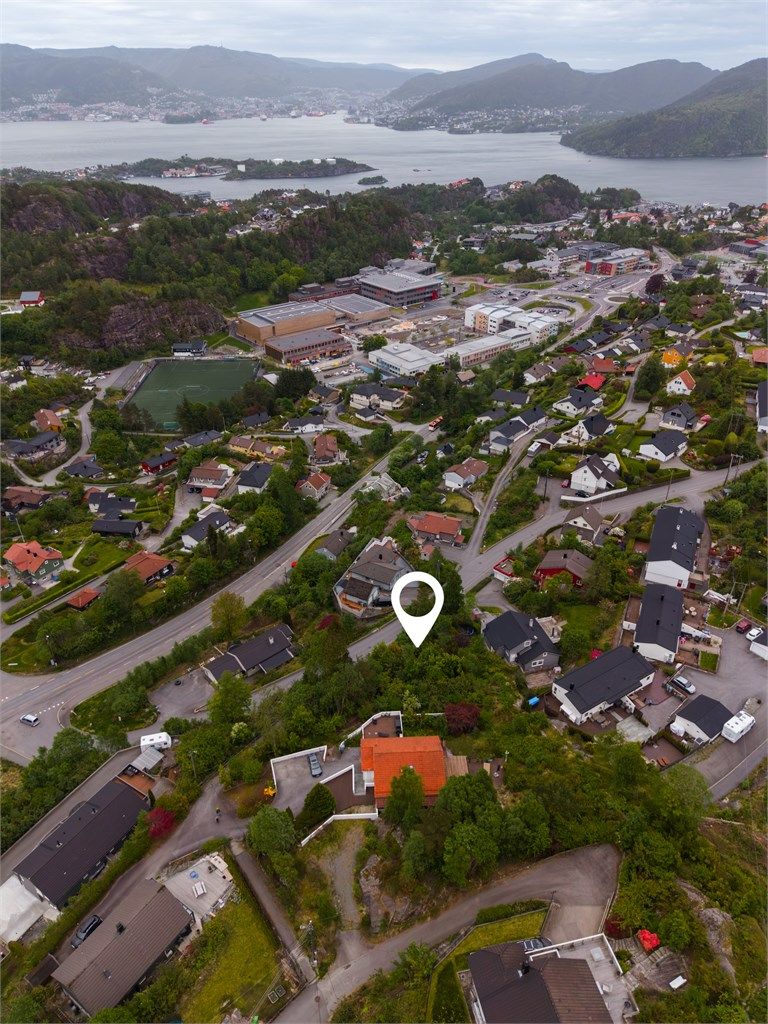 Eiendommen har en meget god beliggenhet med kort vei til alle servicetilbud og kun 12-14 minutters kjøring til Bergen sentrum.
Foto: Foto: Silje Holte v/ @frksuper