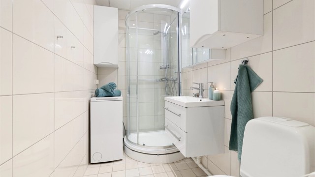 Badet fra 2008 er flislagt og utstyrt med dusjkabinett, vegghengt servantskap, speilskap og toalett. Det gjøres oppmerksomhet på at badet har fått TG3 grunnet manglende sluk.